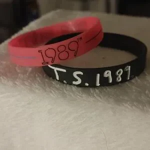 Taylor Swift 1989 Tour Bracelet & Sunglasses Bundle Taylor Swift | Accessories | Taylor Swift 989 Tour Bracelet  main image 2
